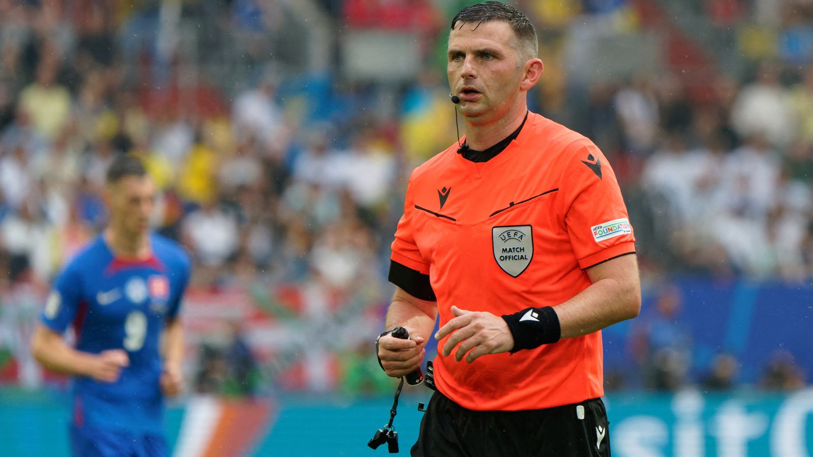 Der englische Schiedsrichter Michael Oliver pfeift Deutschland Dänemark