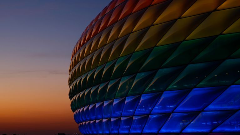 Die Münchner Arena erstrahlt während der EM zweimal in Regenbogenfarben.