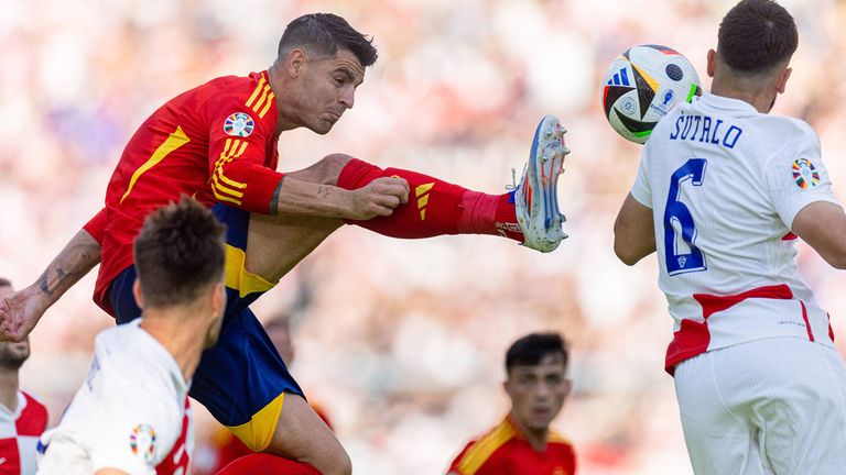 Alvaro Morata bringt Spanien mit seinem Treffer auf die Siegerstraße gegen Kroatien.