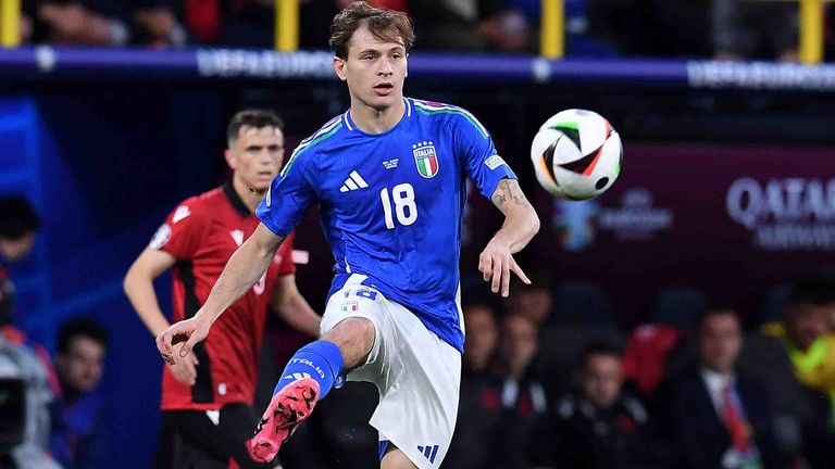 Nicolo Barella trifft zum 2:1 für Italien gegen Albanien.