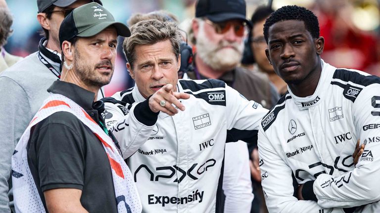 Hauptdarsteller Brad Pitt (m.) gemeinsam mit Schauspieler Idris Damson (r.) bei den Dreharbeiten zum neuen Formel-1-Film in Silverstone vergangenes Jahr.