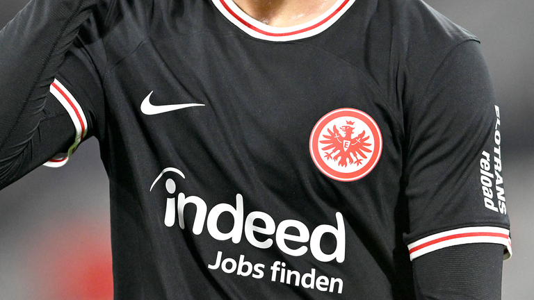 Das Nike-Logo wird das Trikot von Eintracht Frankfurt nur noch bis zum Ende der Saison 2024/25 zieren.