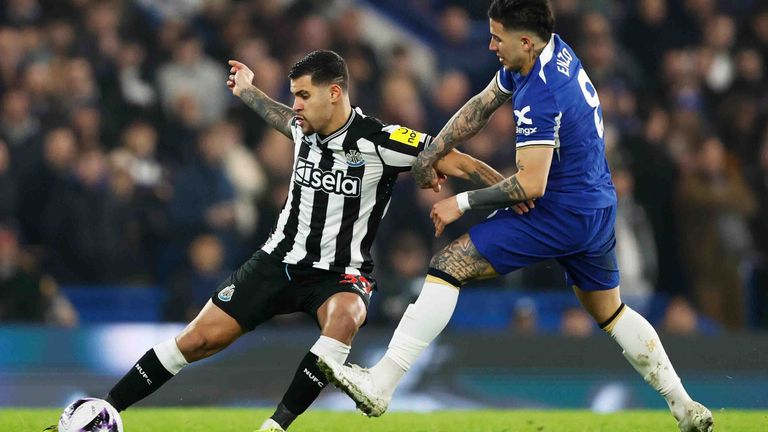 Newcastle und Chelsea müssen wohl Spieler verkaufen - ansonsten drohen Sanktionen.