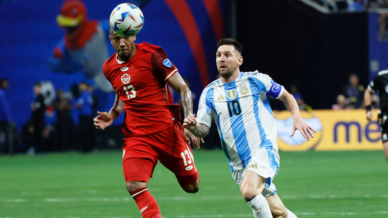Lionel Messi (r.) und Argentinien feiern einen erfolgreichen Copa-Auftakt gegen Kanada.