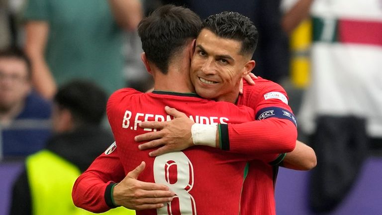 Cristiano Ronaldo (r.) umarmt seinen portugiesischen Nationalmannschaftskollegen Bruno Fernandes.