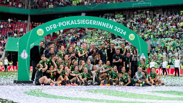 Die DFB-Pokalsiegerinnen 2024 VfL Wolfsburg nach dem Titelgewinn.