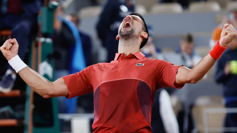 Titelverteidiger Novak Djokovic bejubelt seinen Sieg in Runde drei der French Open.