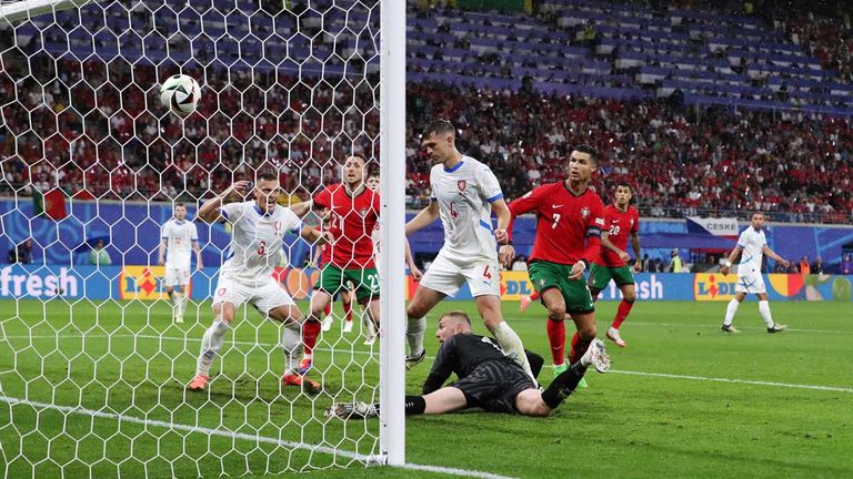 Tschechiens Robin Hranac erzielt das Eigentor zum zwischenzeitlichen 1:1 beim 1:2 gegen Portugal.