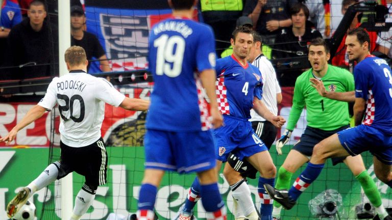 EM 2008: Kroatien - Deutschland 2:1 - Nach dem überzeugenden Sieg gegen Polen (2:0) feiern die Fans den Doppel-Torschützen Lukas Podolski. Der Münchner trifft auch gegen Kroatien, da liegt Deutschland in Klagenfurt aber schon 0:2 zurück. 