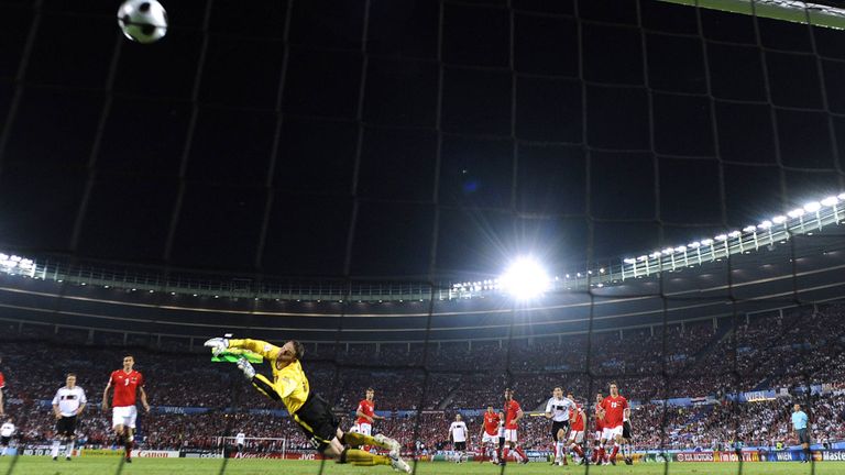 Ein Weitschuss von Michael Ballack bringt Deutschland den 1:0-Sieg und den Einzug in die K.o.Runde.