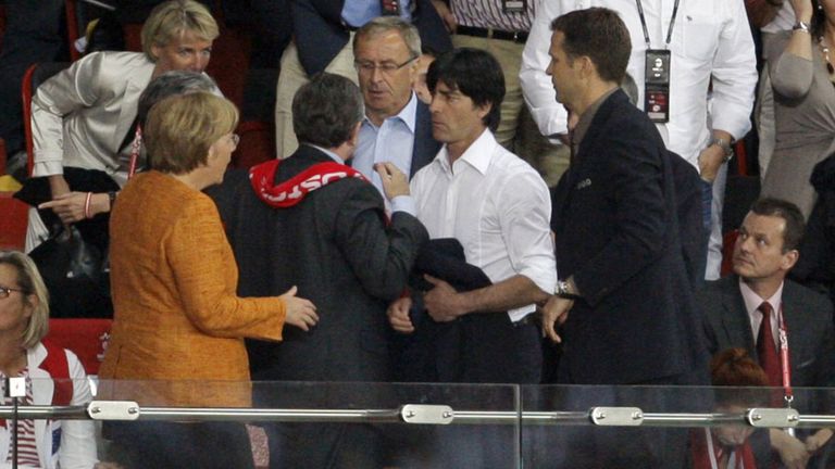 In einem hitzigen Spiel werden Joachim Löw und ÖFB-Chefcoach Josef Hickersberger auf die Tribüne geschickt. Dort treffen beide auf Bundeskanzlerin Angela Merkel, die auch im Finale vor Ort ist. Im Endspiel verliert Deutschland 0:1 gegen Spanien.