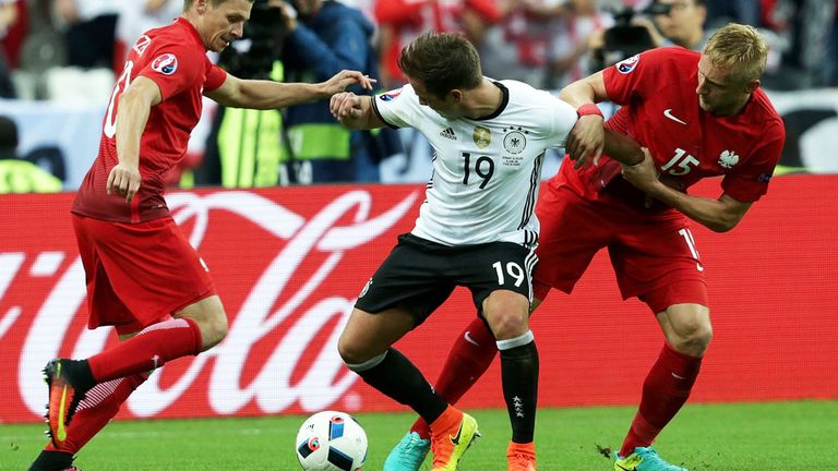 Auch als Weltmeister tut sich Deutschland im zweiten Turnierspiel der EM 2016 schwer. Dem 2:0 gegen die Ukraine folgt in Paris eine müde Nullnummer gegen Polen (hier Mario Götze (M.) gegen Lukasz Piszczek (l.)) . 