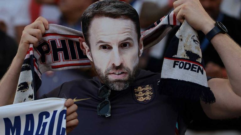 Ein englischer Fan trägt während des Spiels gegen Slowenien eine Maske mit dem Gesicht von Trainer Gareth Southgate.