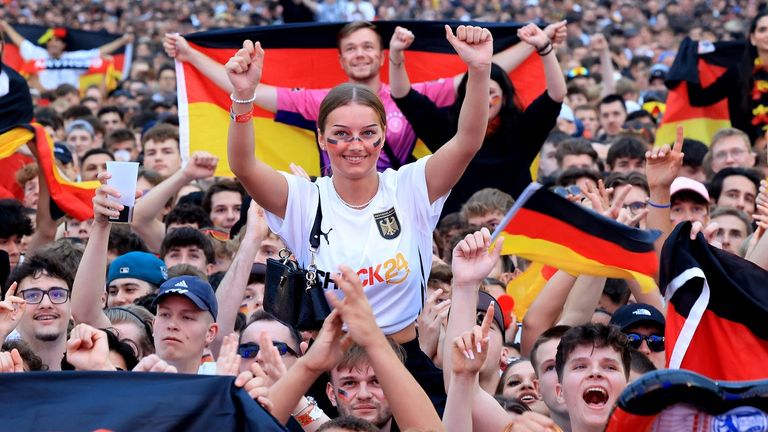 Ausgelassene Stimmung auf der Fanmeile vor dem Brandenburger Tor in Berlin.