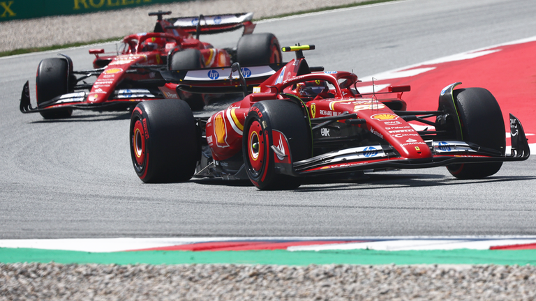 Die Ferrari-Teamkollegen Carlos Sainz (vorne) und Charles Leclerc waren sich in Spanien nicht einig.