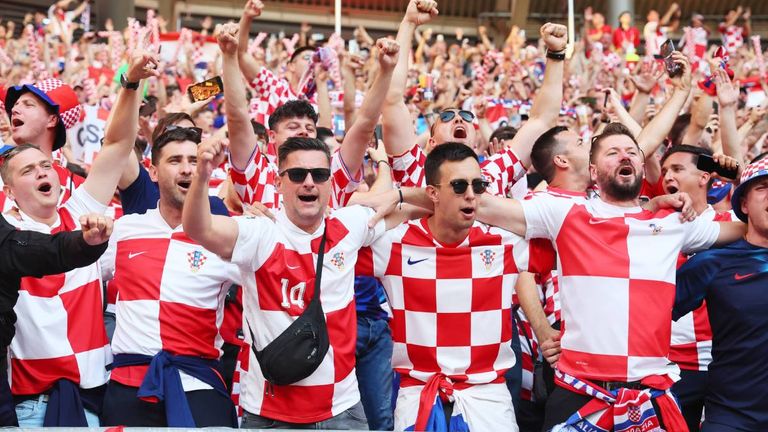 Unterstützen ihre Mannschaft lautstark: Die kroatischen Fans.