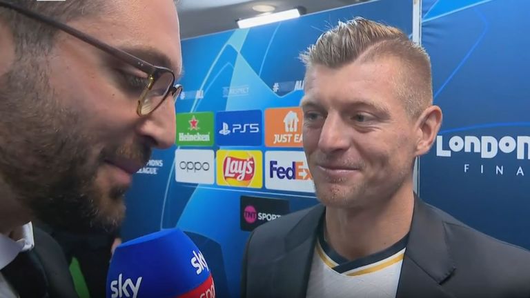 Toni Kroos (r.) spricht nach dem CL-Sieg mit Real Madrid exklusiv mit Sky Reporter Patrick Berger (l.).