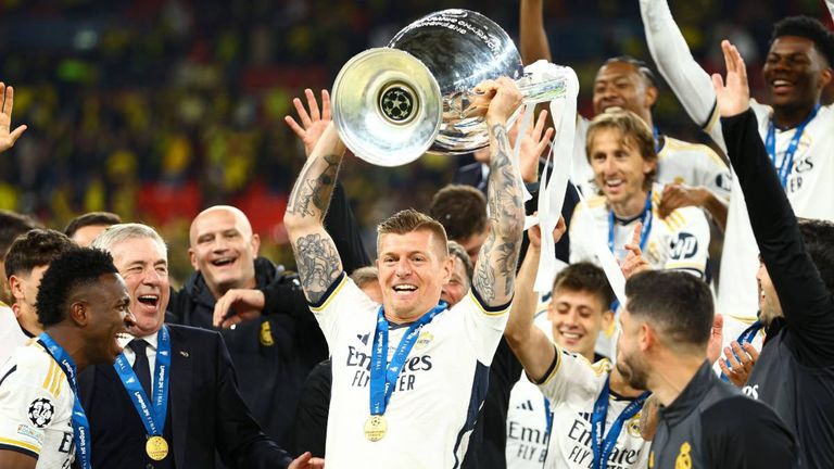 Toni Kroos (l.) feiert seinen sechsten Triumph in der Champions League.
