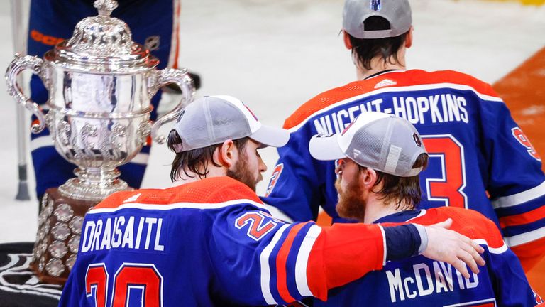 Leon Draisaitl (l.) und Superstar Connoer McDavid wollen mit den Edmonton Oilers den Stanley Cup wieder nach Kanada holen.