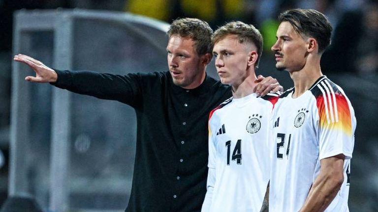 Bundestrainer Julian Nagelsmann (l.) mit Maximilian Beier und Robin Koch (r.)