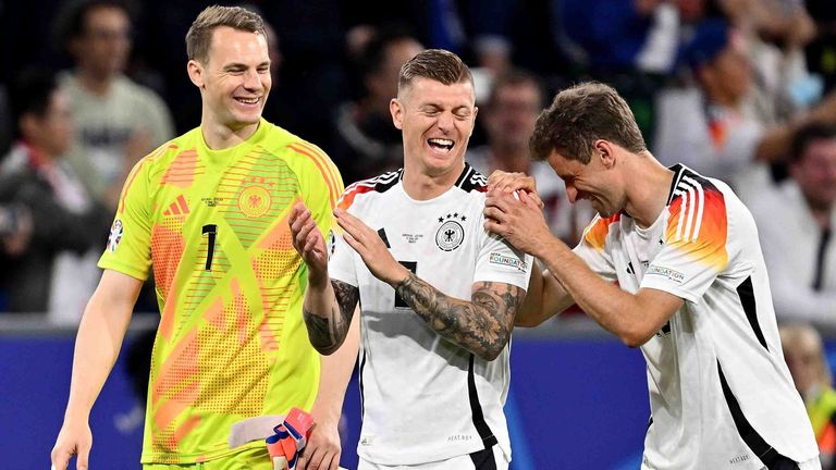 Nur lachende Gesichter bei der DFB-Elf nach dem Sieg gegen Schottland.