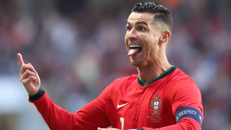 Cristiano Ronaldo erzielt beim portugiesischen Sieg gegen Irland einen Doppelpack.