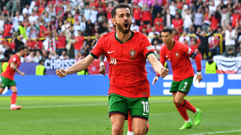 Bernardo Silva (vorne) bringt Portugal gegen die Türkei früh auf Kurs.