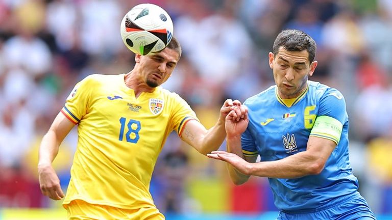 Rumäniens Razvan Marin (l.) und Ukraines Taras Stepanenko kämpfen um den Ball.