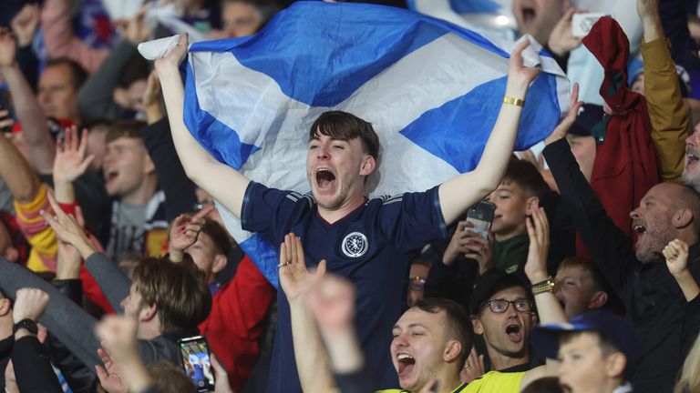 Die schottischen Fans strömen in Massen nach Deutschland zur Europameisterschaft. 