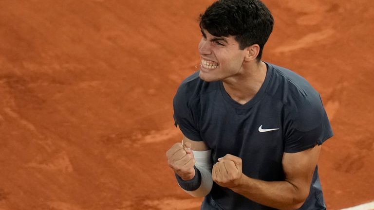Carlos Alcaraz ist bei den French Open ins Halbfinale eingezogen.