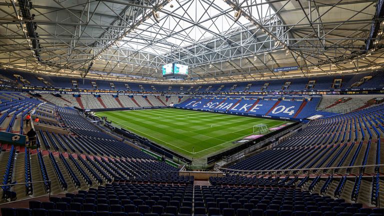 Die leere Veltins Arena wurde laut Aussage eines englischen Fans zu seiner Übernachtungsgelegenheit.