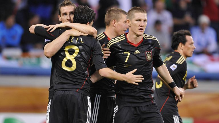 Im 3. Gruppenspiel zittern sich das deutsche Team durch 1:0 gegen Ghana in die nächste Runde. Mesut Özil (l.) erzielt das Tor des Abends.