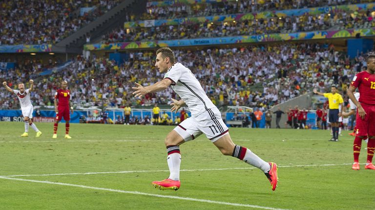 Nach dem furiosen 4:0 gegen Portugal träumen schon alle vom Titel. Gegen Ghana liegt das DFB-Team in Fortaleza aber 1:2 zurück, ehe der eingewechselte Miroslav Klose eine Niederlage verhindert und den WM-Rekord des Brasilianers Ronaldo mit seinem 15. Tor einstellt.