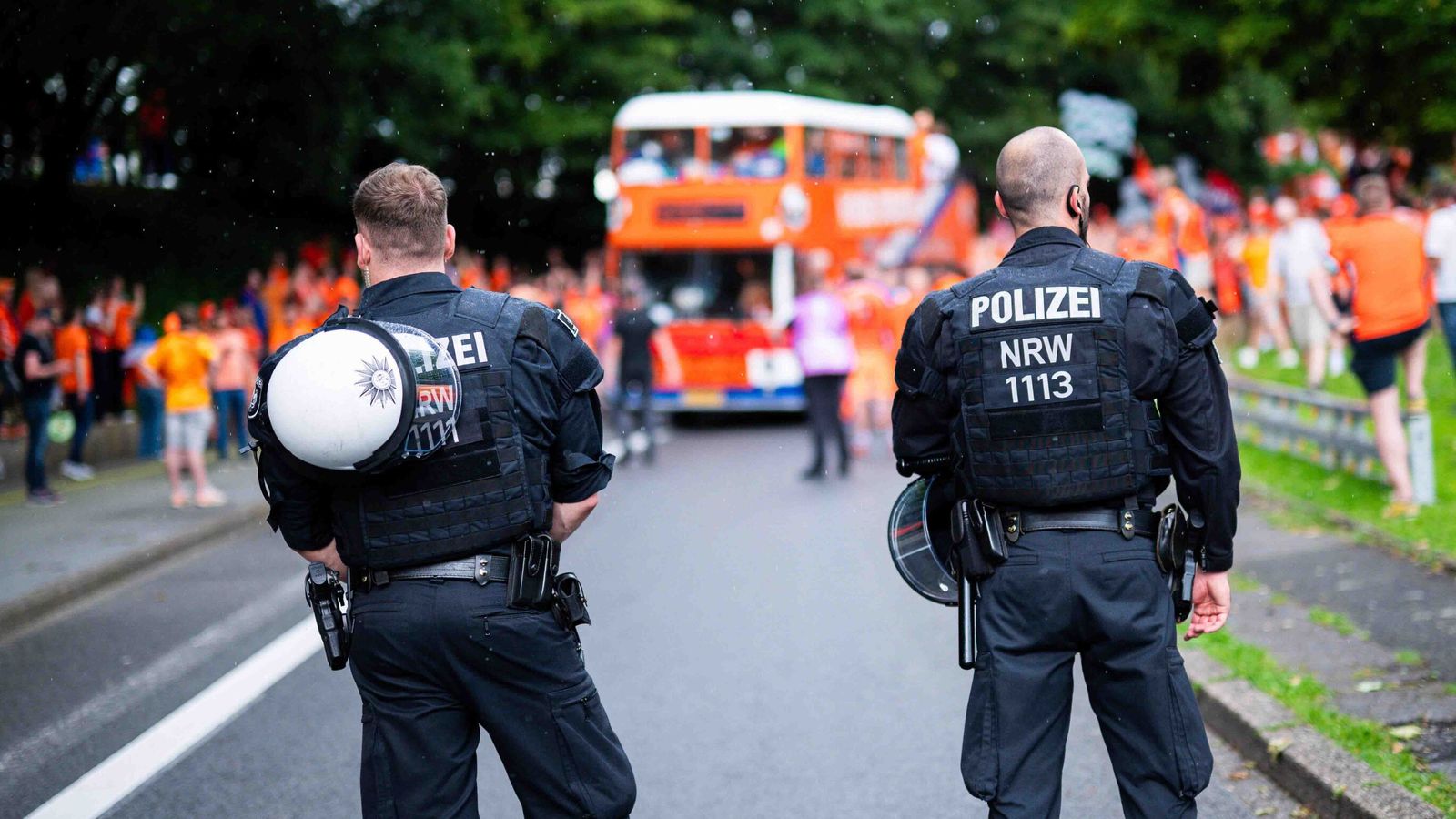 Vor EM-Halbfinale geraten Fans aus England und Niederlande aneinander