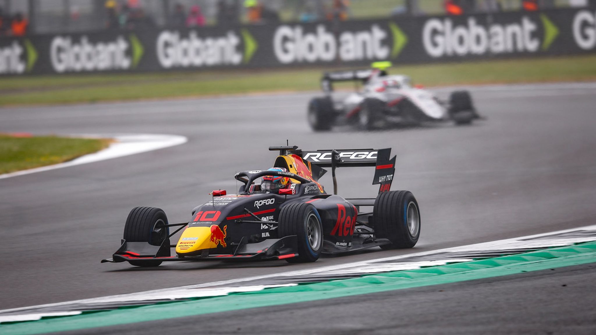 Arvid Lindblad gewinnt Hauptrennen der Formel 3 in Silverstone | Formel ...