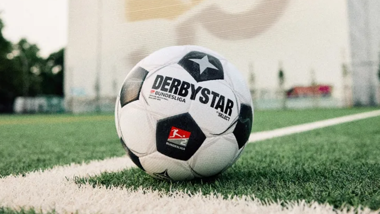 Das ist der Retro-Ball, der beim Auftakt zur neuen 2.-Bundesliga-Saison zum Einsatz kommen wird. 