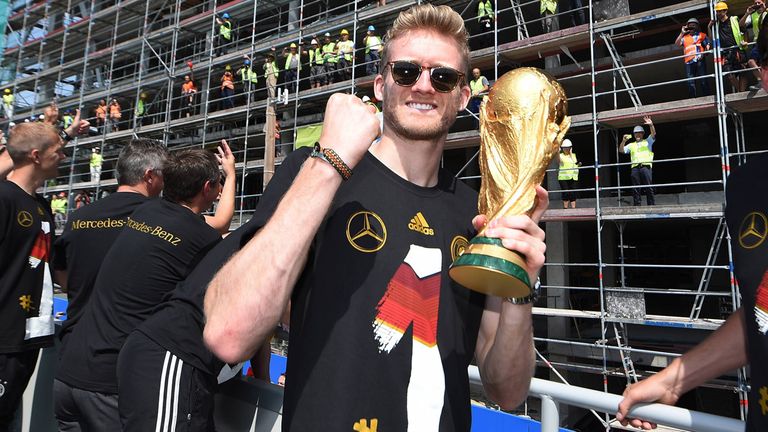 ANDRE SCHÜRRLE (33): Bereitete 2014 Götzes Siegtreffer vor und trat bereits 2020 ab, mit 29 Jahren. Und seitdem? "Exploring my life", lässt Schürrle bei Social Media wissen. Besteigt hohe Berge und badet in eiskaltem Wasser, ermutigt die Menschen, es ihm gleichzutun: "Schreibt tolle Geschichten!"