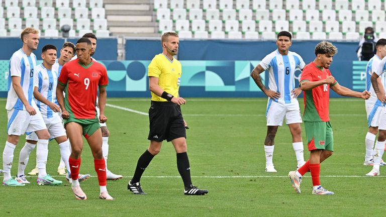 Marokko bejubelt die Abseits-Entscheidung des Schiedsrichters - zwei Stunden nach eigentlichem Abpfiff.