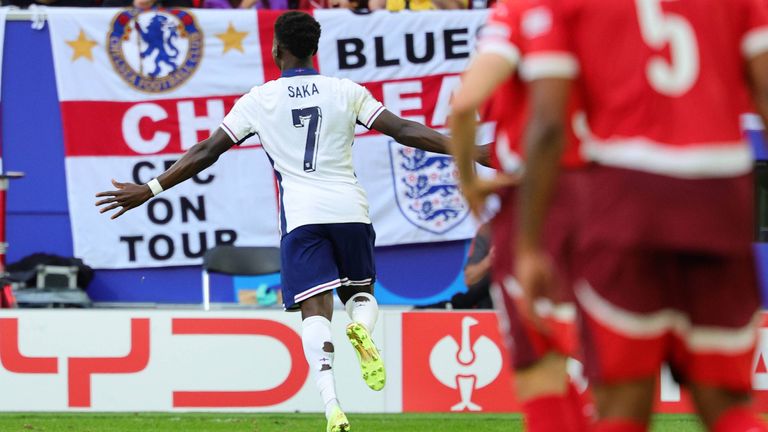 Bukayo Saka feiert seinen Ausgleich für England gegen die Schweiz.