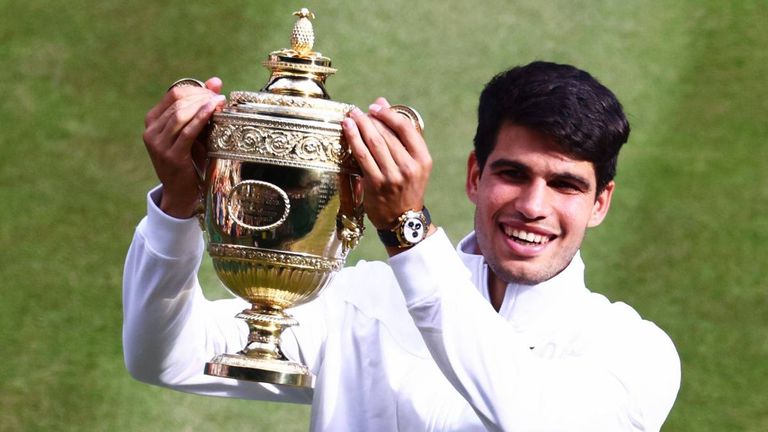 Carlos Alcaraz verteidigt seinen Wimbledon-Titel durch einen glatten Dreisatz-Sieg gegen Novak Djokovic.