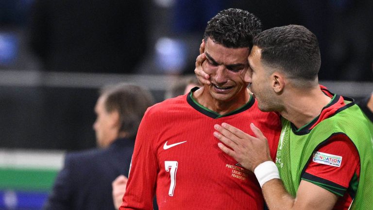 Cristiano Ronaldo ist völlig neben sich: Portugals Star ist nach dem vergebenen Elfmeter kaum zu trösten.