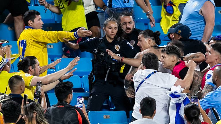 Uruguay-Star Darwin Nunez (M., oberkörperfrei) gerät auf der Tribüne mit kolumbianischen Fans aneinander. 