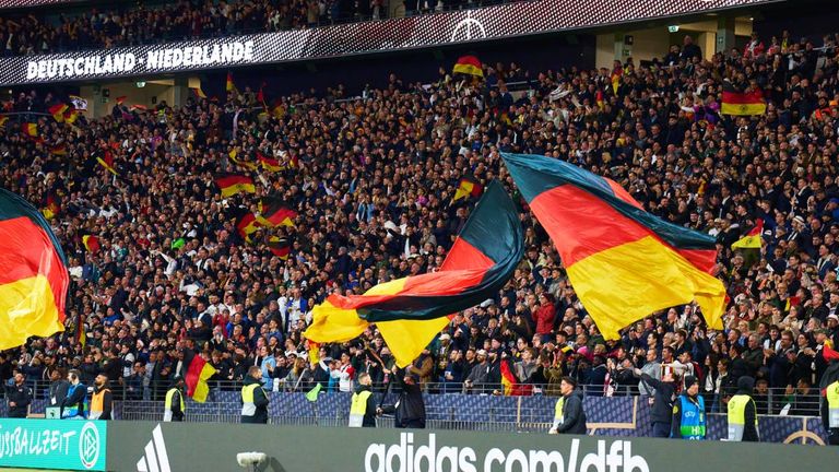 Bei einigen deutschen Fans hat die Anwesenheit von Influencern in den Stadien für Ärger gesorgt. 