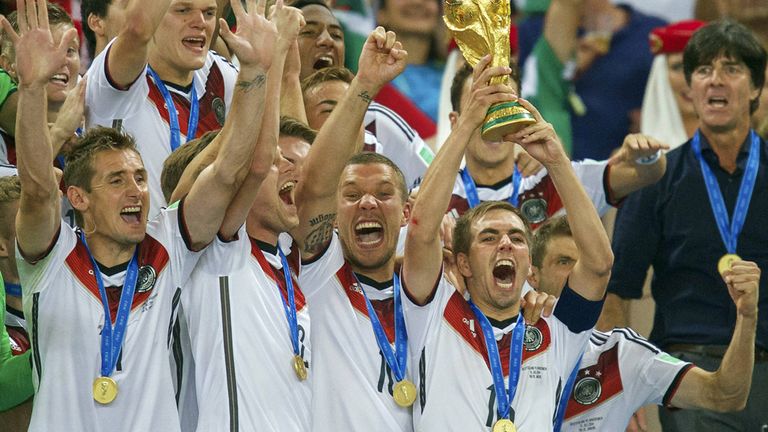 DFB-Kapitän Philipp Lahm reißt den WM-Pokal nach dem Final-Triumph 2014 gegen Argentinien (1:0 n.V.) in die Höhe.