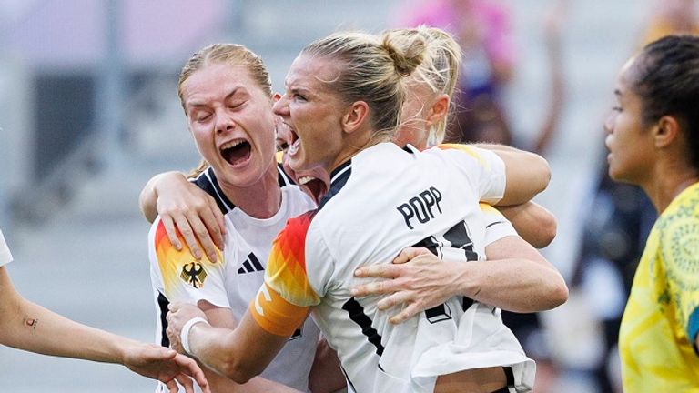 Die DFB-Frauen bejubeln das Tor zum 1:0.