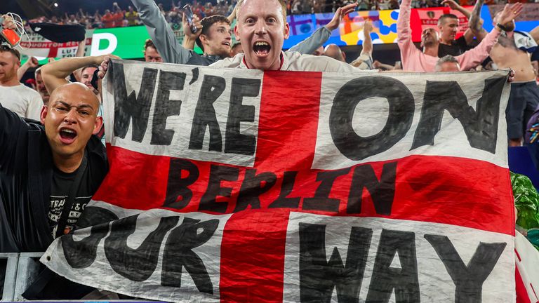 Englische Fan bejubeln den Finaleinzug ihrer Nationalmannschaft bei der EM.