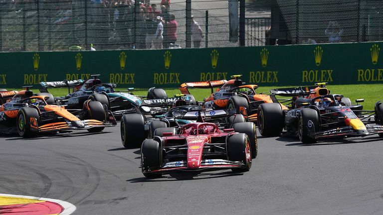 Die vier Top-Teams Ferrari, Mercedes, McLaren und Red Bull liefern sich enge Fights um die Rennsiege.