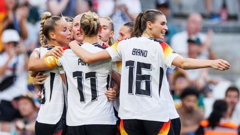 Die DFB-Frauen feiern den gelungenen Olympia-Auftakt.