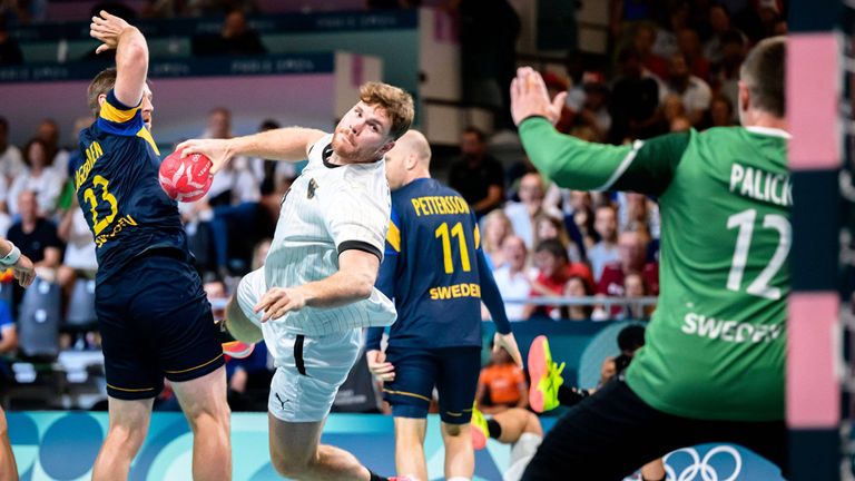 Johannes Golla (mit Ball) und die deutschen Handballer gewinnen zum Olympia-Auftakt gegen Schweden.
