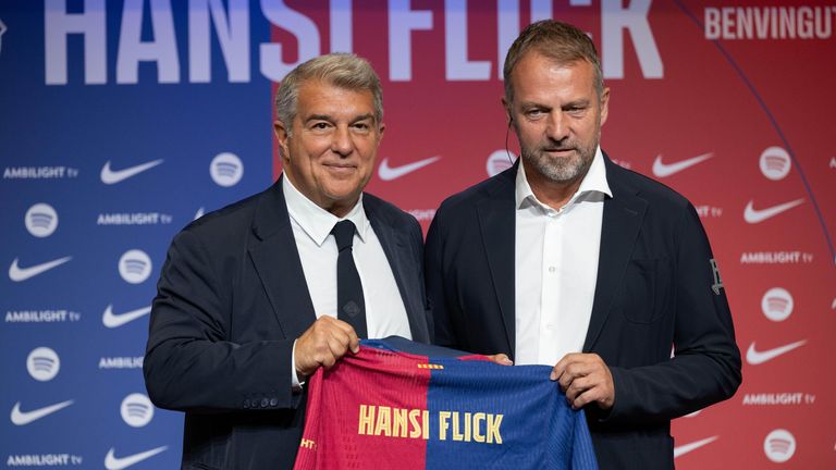 FC Barcelonas Präsident Joan Laporta mit Hansi Flick bei der Vorstellung des neuen Trainers.